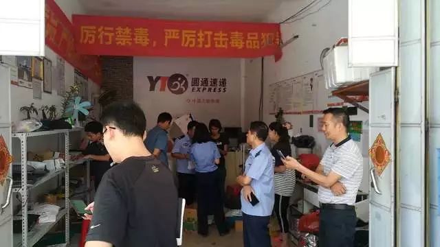 民警抓捕盜車團伙時反被噴催淚劑